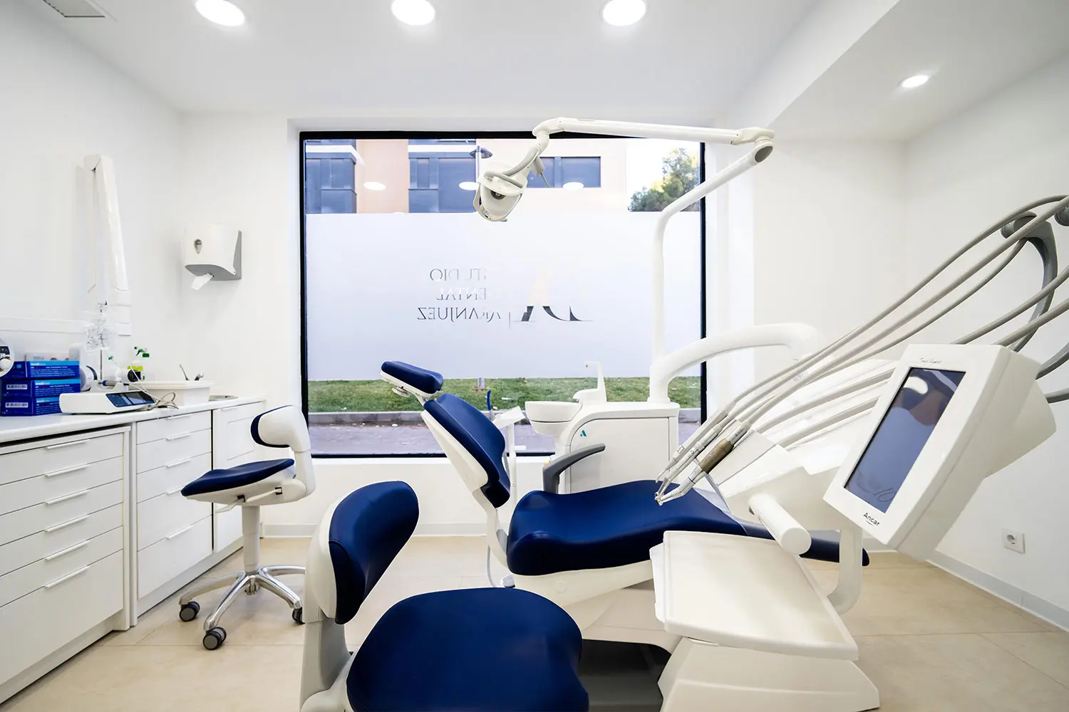 Gabinete de Estudio Dental Aranjuez, con dos sillones azules y ventanal